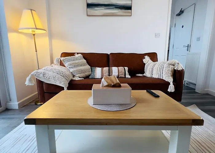 3 Bedroom Semi Detached House With Parking Μπρίστολ