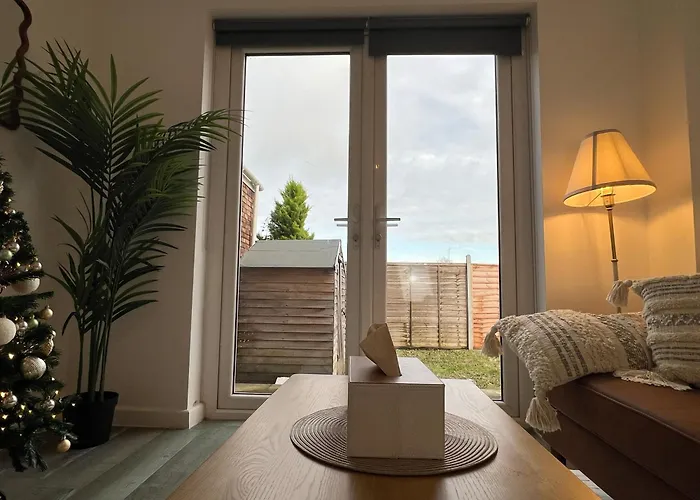 3 Bedroom Semi Detached House With Parking *