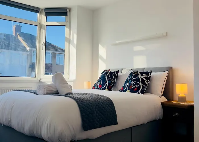 3 Bedroom Semi Detached House With Parking