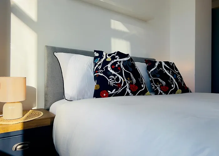 3 Bedroom Semi Detached House With Parking *