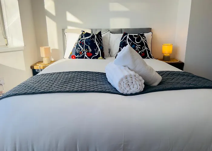 3 Bedroom Semi Detached House With Parking