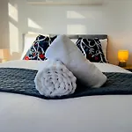 Brand New 3 Bedroom House With Parking Дом отдыха Бристоль