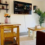 Brand New 3 Bedroom House With Parking Holiday home *