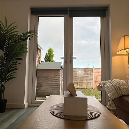 3 Bedroom Semi Detached House With Parking *