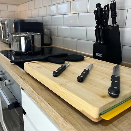 Brand New 3 Bedroom House With Parking ブリストル