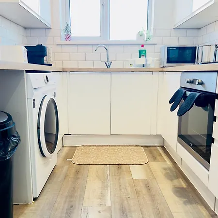 4 Bedroom House With Parking Bristol