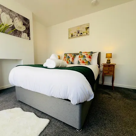 4 Bedroom House With Parking * Bristol