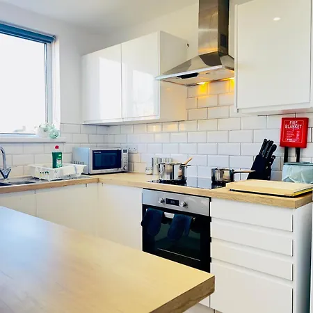 4 Bedroom House With Parking Casa vacanze *