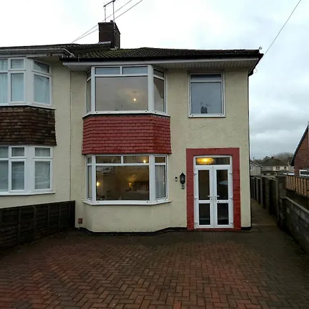 4 Bedroom House With Parking Holiday home Bristol