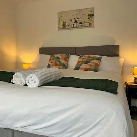 4 Bedroom House With Parking Bristol