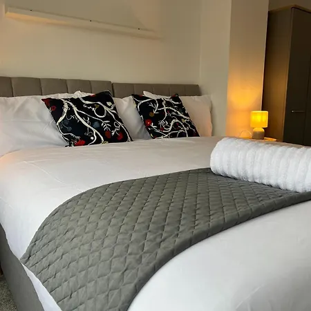 Holiday home 4 Bedroom House With Parking *