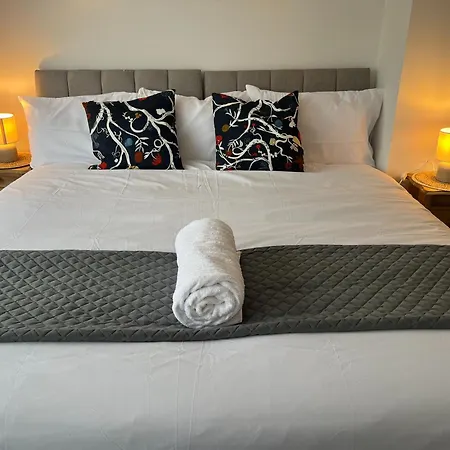 4 Bedroom House With Parking * Bristol
