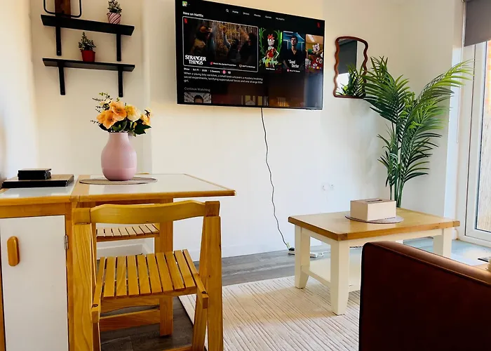 3 Bedroom Semi Detached House With Parking Nyaraló *