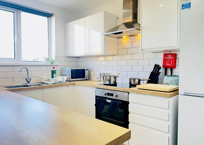 3 Bedroom Semi Detached House With Parking Nyaraló *