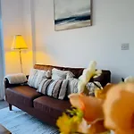 Brand New 3 Bedroom House With Parking Сasa de vacaciones