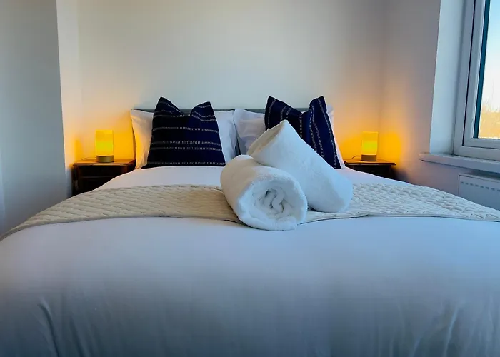 Dom wakacyjny 3 Bedroom Semi Detached House With Parking