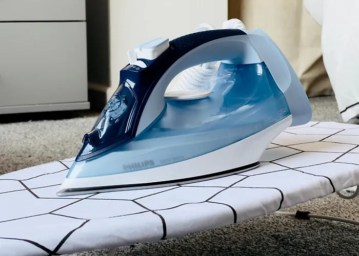 3 Bedroom Semi Detached House With Parking 布里斯托