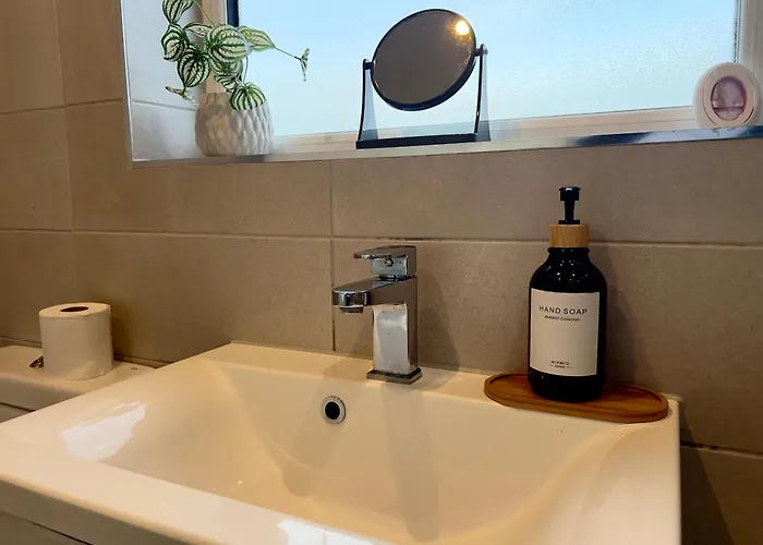 3 Bedroom Semi Detached House With Parking * 布里斯托