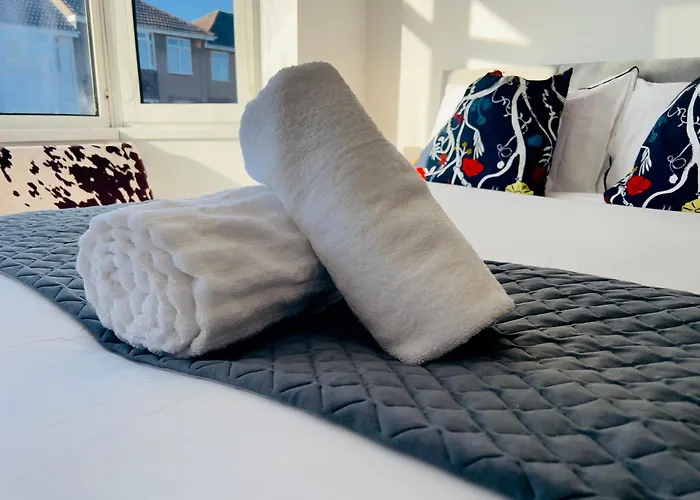 度假居 3 Bedroom Semi Detached House With Parking 布里斯托