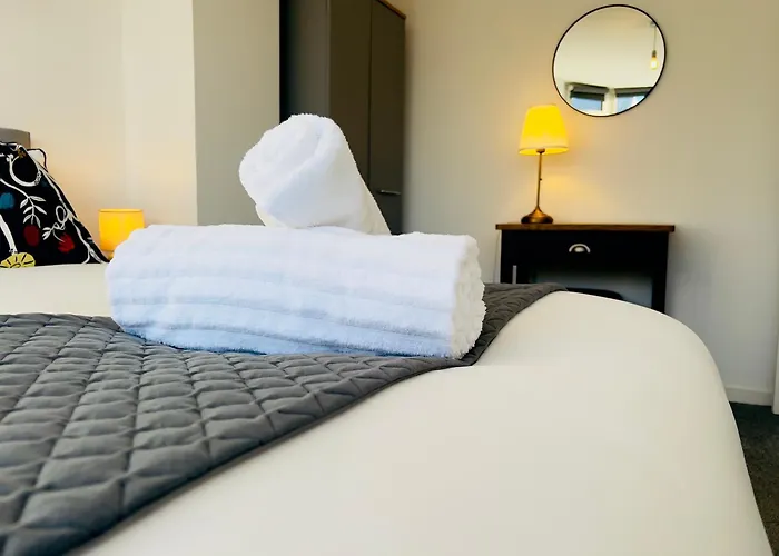 度假居 3 Bedroom Semi Detached House With Parking 布里斯托