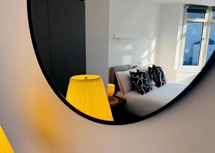 3 Bedroom Semi Detached House With Parking 度假居