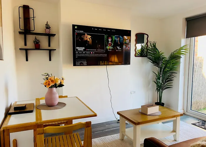 3 Bedroom Semi Detached House With Parking 度假居