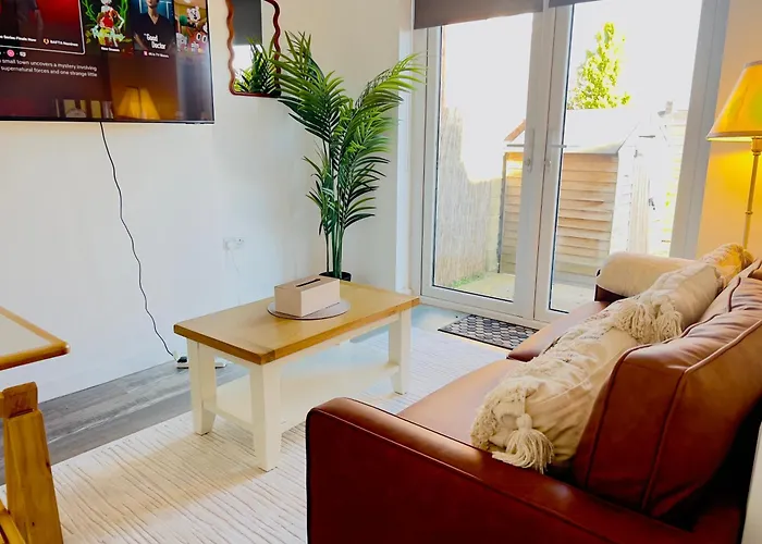 3 Bedroom Semi Detached House With Parking * 布里斯托