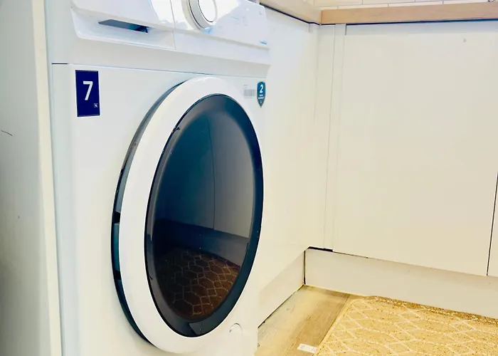 3 Bedroom Semi Detached House With Parking