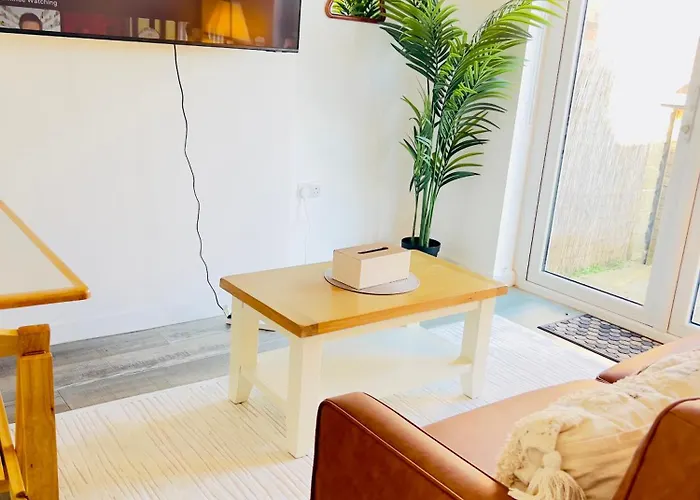 3 Bedroom Semi Detached House With Parking 度假居 布里斯托